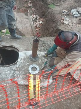 При ремонте теплотрассы на улице Куйбышева в Токмаке работы ведутся по нескольким направлениям