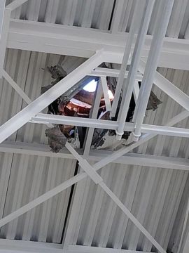 Дрон ВСУ повредил кровлю спортивно-оздоровительного комплекса в 1 микрорайоне Энергодара