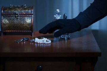Полицейские Мелитопольского района раскрыли кражу ювелирных украшений из частного дома