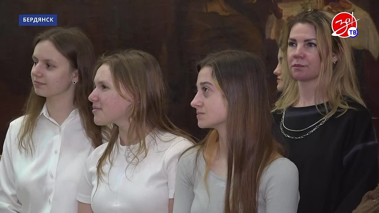 В Бердянском художественном музее имени Бродского открылась плакатная выставка, посвящённая Году единства народов России