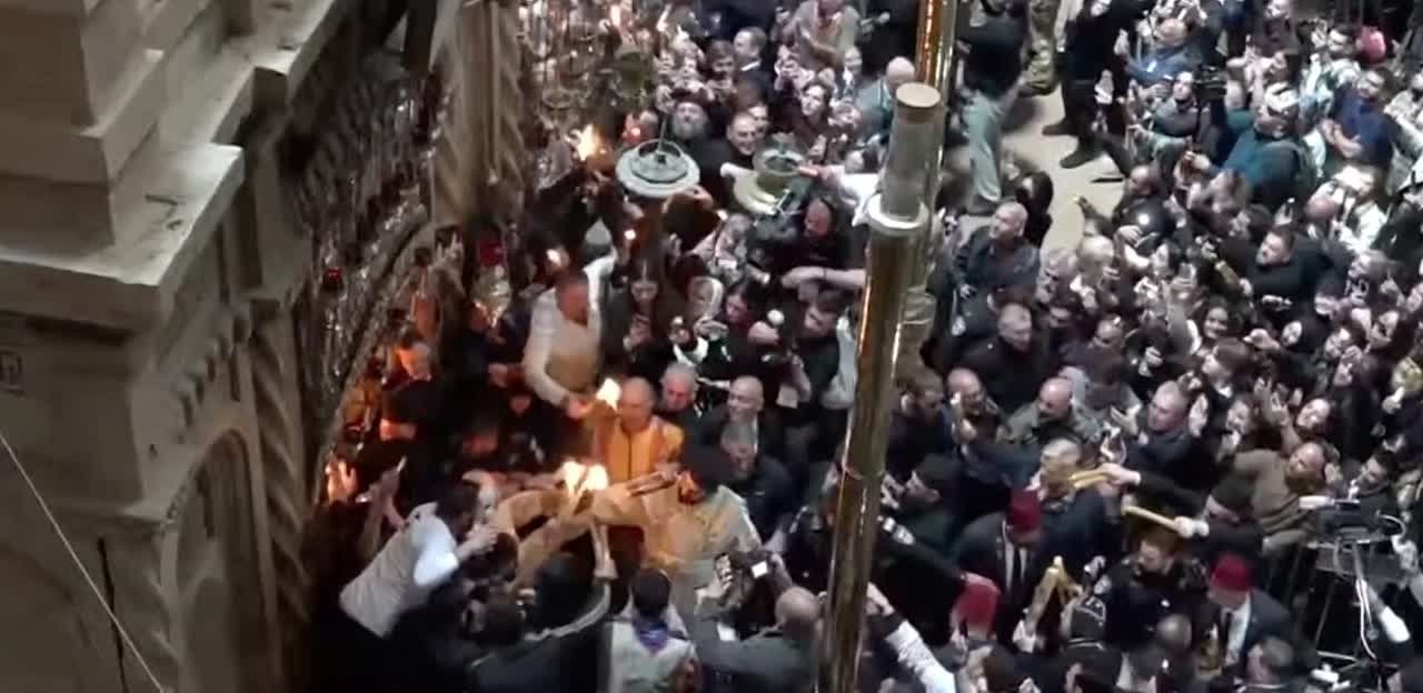 Благодатный огонь сошёл в Храме Гроба Господня в Иерусалиме!