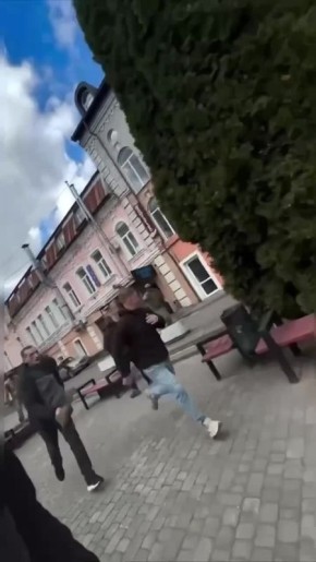 В Луцке молодые люди дали отпор людоловам ТЦК