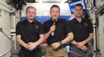 Космонавты с борта МКС поздравили россиян с Днем космонавтики