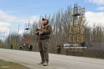 Процесс установки антидроновых сетей военнослужащими ВСУ над шоссе в Запорожской области