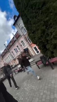 В Луцке молодые люди дали отпор людоловам ТЦК