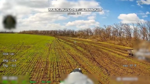 Горящий танк Т-80БВ ВСУ с минным тралом в объективе оптоволоконного FPV-дрона "КВН" в Запорожской области