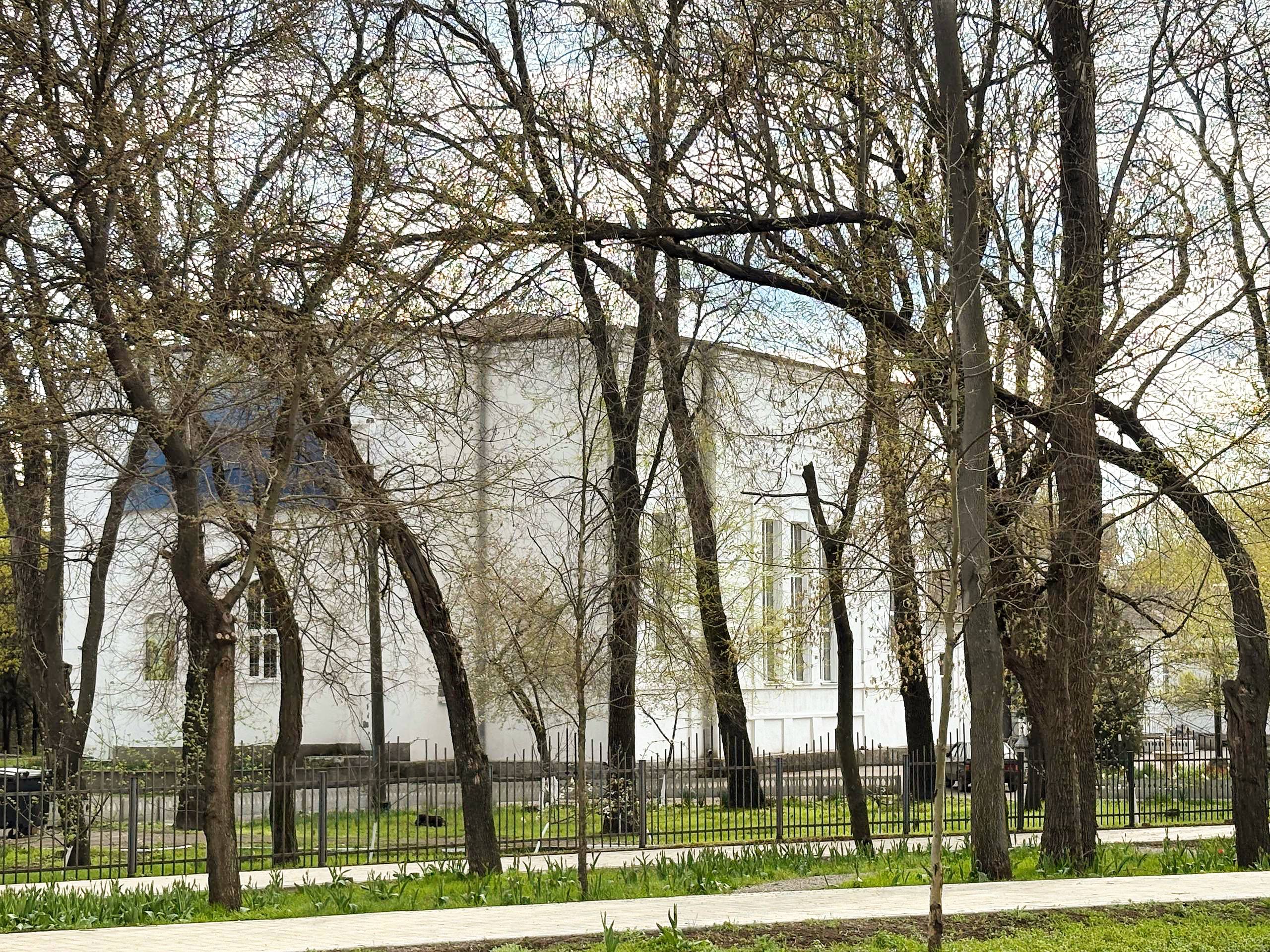 Вечером 12 апреля, в день Светлого Христова Воскресения, епископ Бердянский и Приморский Петр молился на Пасхальной вечерне в Успенском храме г. Токмак