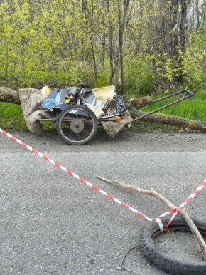 В хозяйстве пригодится. В подконтрольном киеву Запорожском районе мужчина нашел остатки Гераньки и решил притащить ее в село