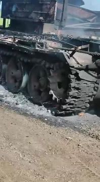 Охота наших дроноводов продолжается: боевик ВСУ демонстрирует результат прилета российского FPV-дрона по бронированной ремонтно-эвакуационной машине, которая пыталась эвакуировать самоходную артиллерийскую установку