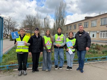 В Мелитополе сотрудники Госавтоинспекции совместно с юными инспекторами движения школы №13 провели профилактическую акцию «Видимый пешеход - сохранённая жизнь»