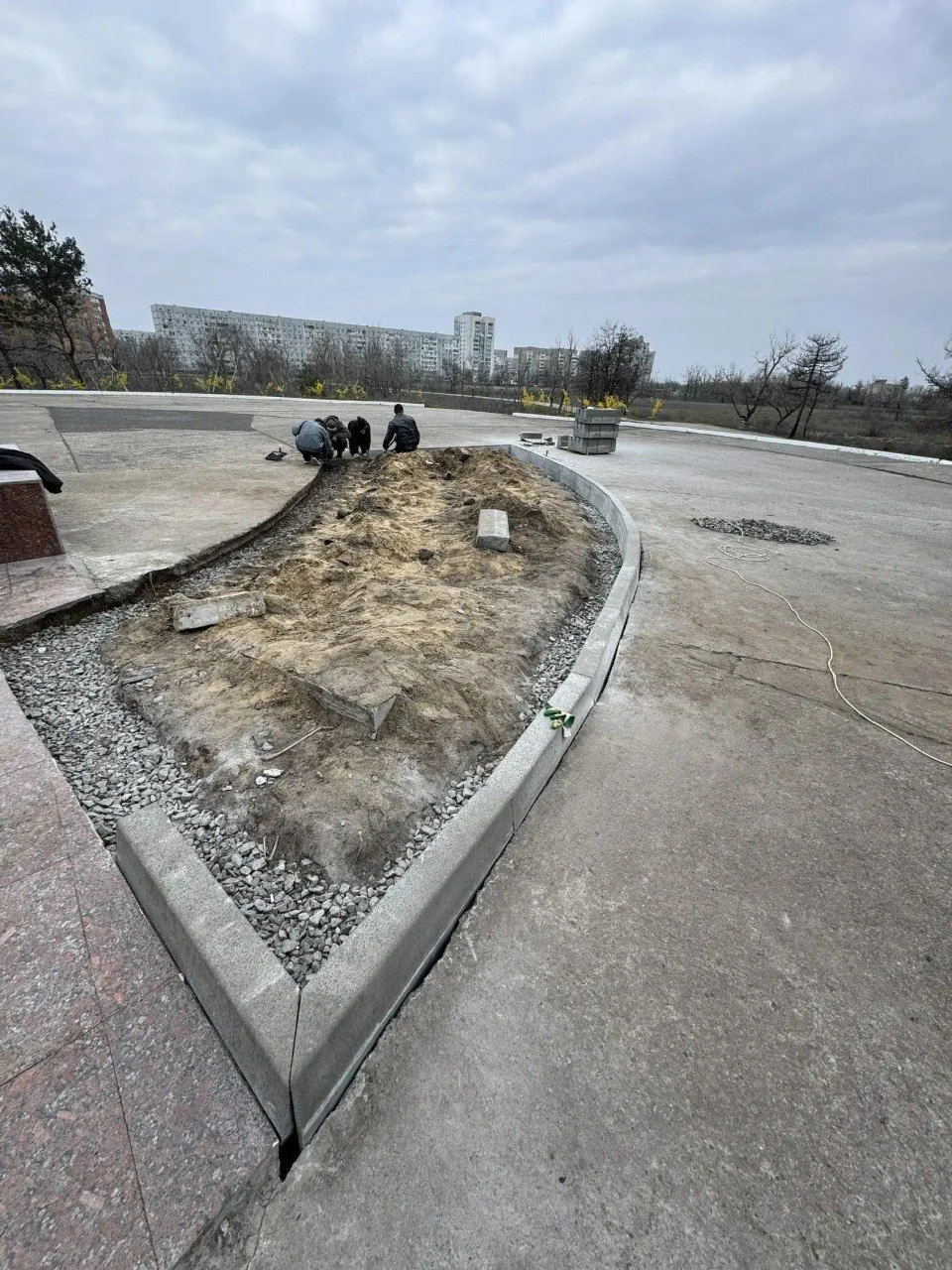 Благоустройство братской могилы в Энергодаре продолжается