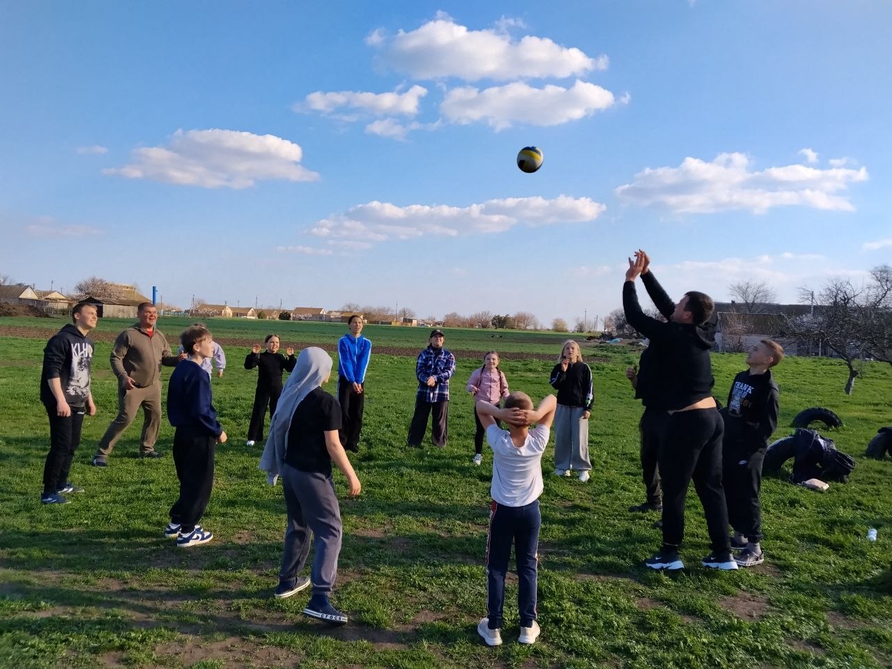 Будь здоров на сто годов!. На кануне Всемирного дня здоровья Долинский Клуб досуга провели спортивно-игроваую программу "Будь здоров на сто годов" 1 Наши ребята прошли экспресс-курс по установке палатки