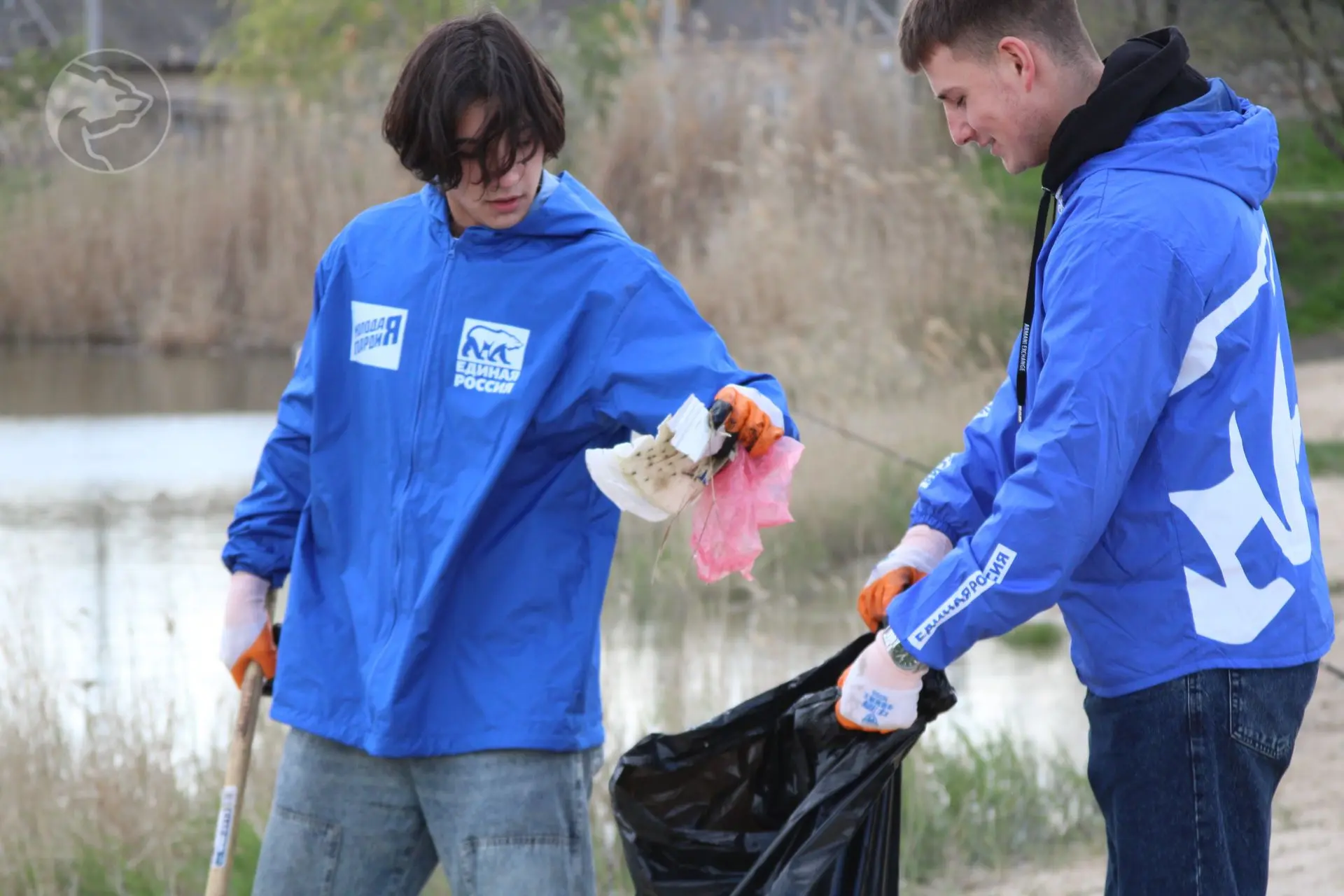 В Запорожской области активисты Единой России, сотрудники Росгвардии и молодёжных организаций провели субботник на озере Горячка
