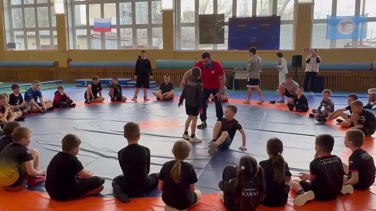 В Бердянске состоялась выставка олимпийских медалей при участии титулованных спортсменов