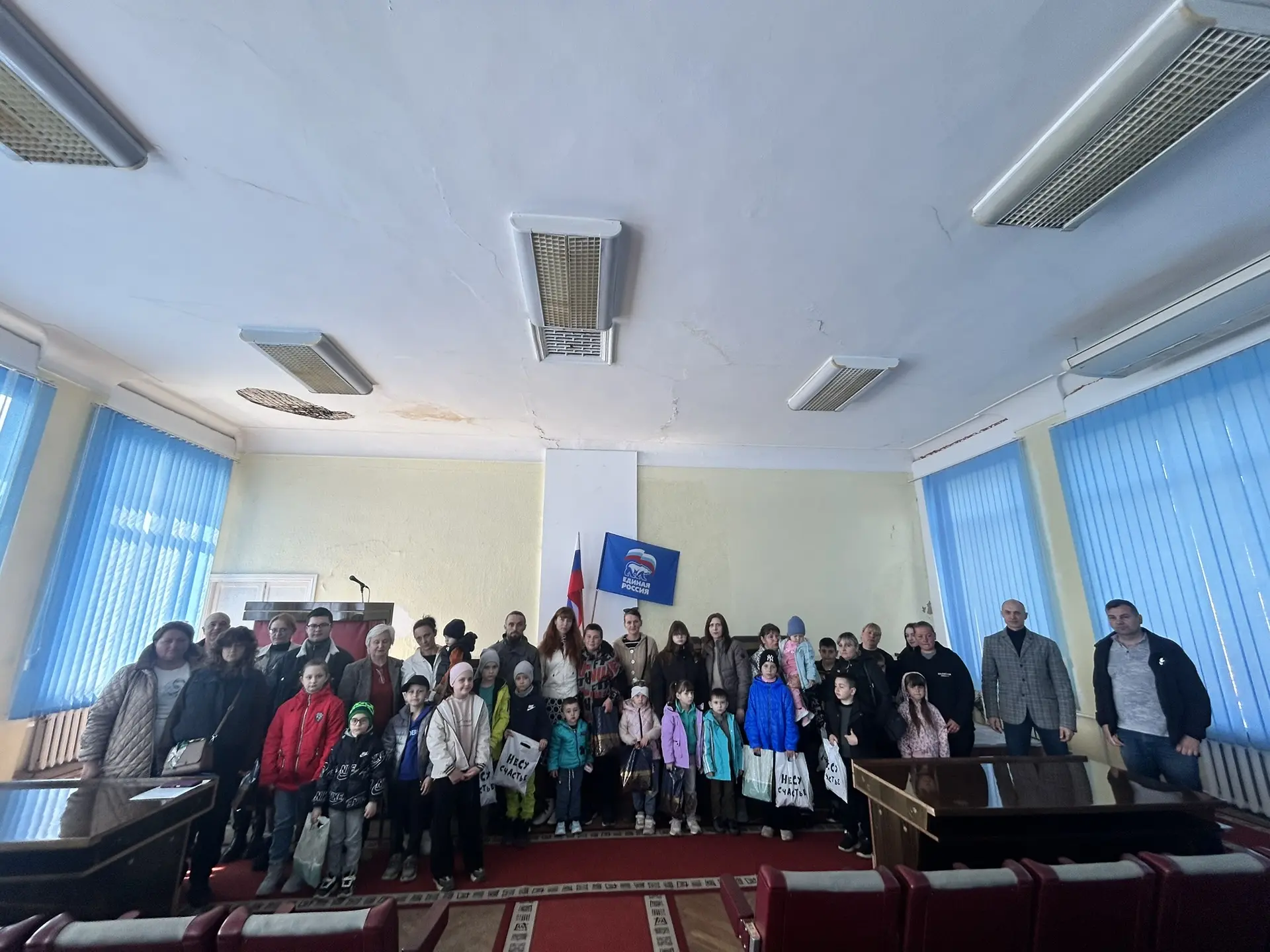 Администрация Приморского муниципального округа совместно с местным отделением политической партии "Единая Россия" продолжают поздравлять детей из многодетных семей с прошедшими пасхальными праздниками