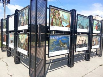 В Энергодаре открылась яркая уличная экспозиция, посвященная Году единства народов России