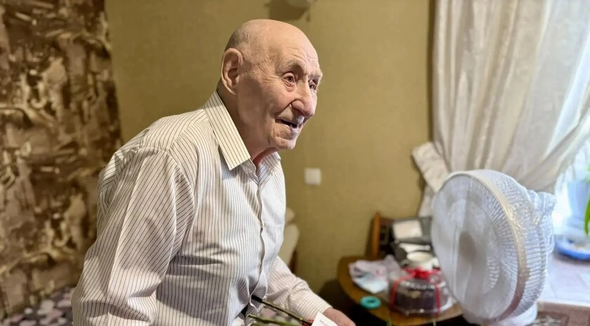 В Бердянске ветерана Великой Отечественной войны поздравили со 100-летием