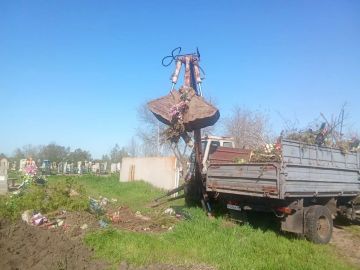 Наведение порядка. Сотрудники МБУ «Жилсервис» провели работы по уборке на территории кладбища в селе Новониколаевка