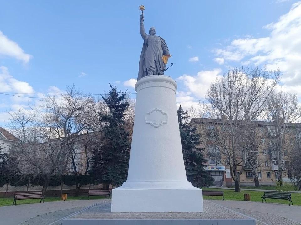 В Мелитополе приводят в порядок скверы и стелы ко Дню Победы