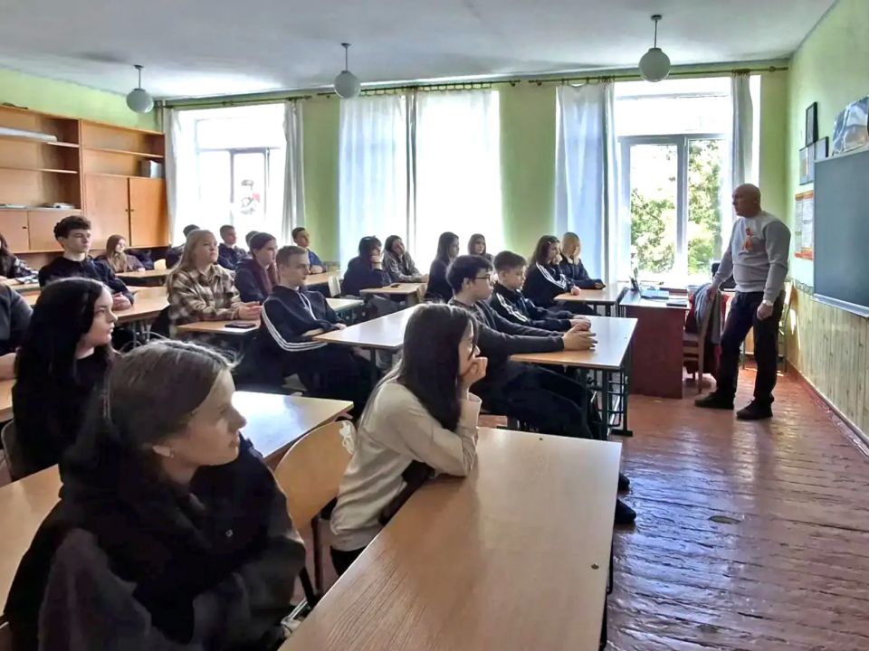 Специалист Администрации Михайловского округа провел урок безопасности для школьников