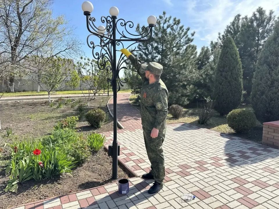 Сотрудники следственного управления Следственного комитета России привели в порядок мемориал «Огонь памяти» в селе Терпенье Запорожской области