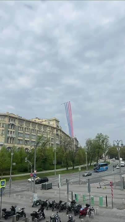 Репетиция парада. Пилотажная группа над Москвой