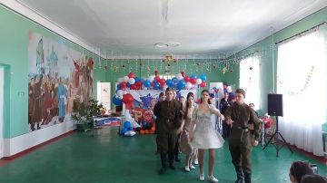 7 мая в Переможненской СОШ № 34 прошло яркое мероприятие ко Дню Победы! Ребята и педагоги подготовили трогательные выступления: звучали стихи и песни военных лет, гости делились воспоминаниями — атмосфера была понастоящему...