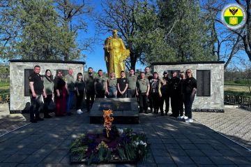 Коллектив Семёновского сельского поселения провёл возложение в честь 81-й годовщины Победы в Великой Отечественной войне