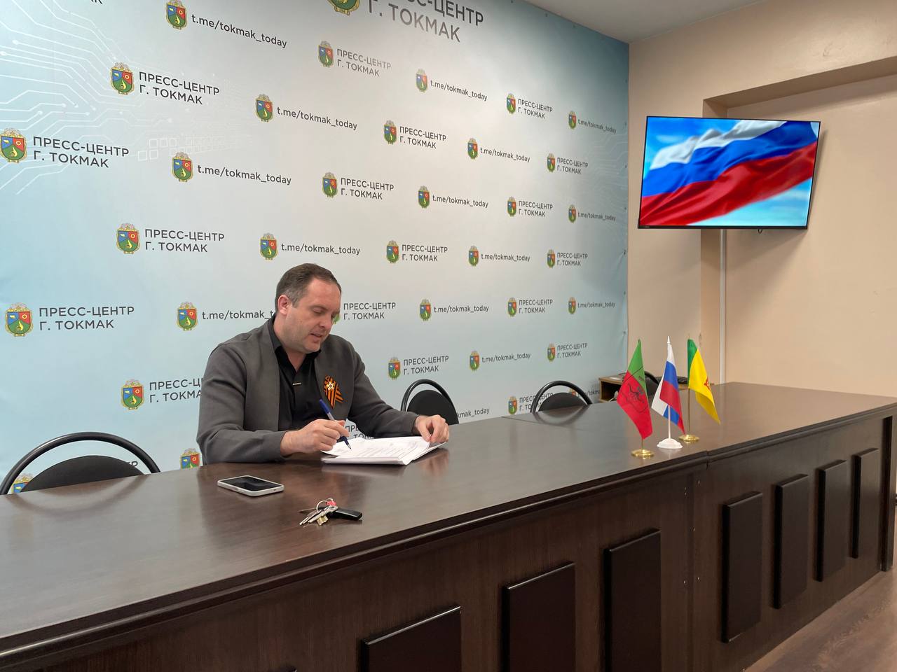 Новая рабочая неделя началась с оперативного совещания Главы Токмакского муниципального округа, секретаря местного отделения партии «Единая Россия» Александра Калмыкова