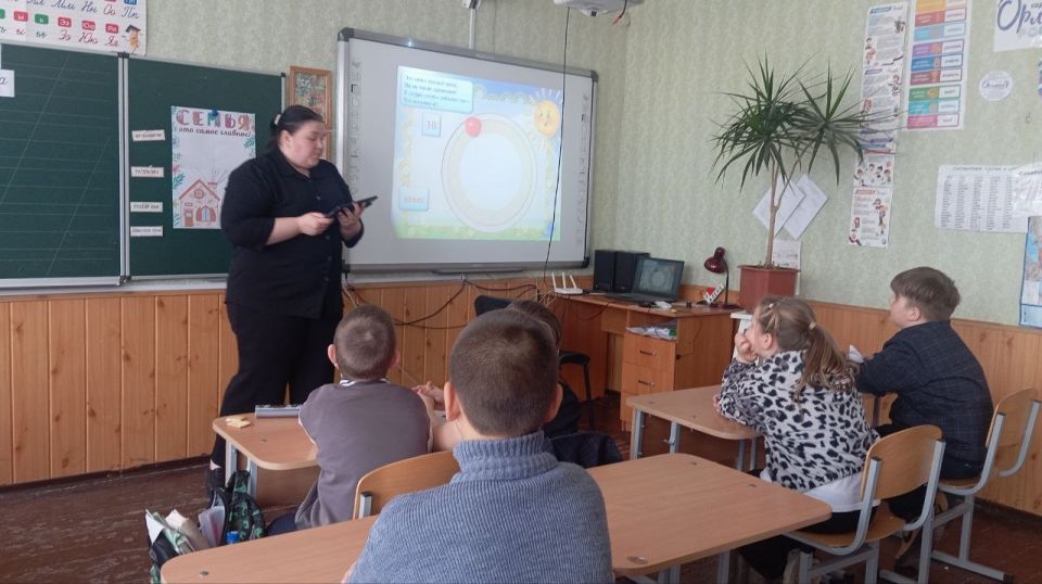 Ботиевская библиотека провела познавательный час «Моя семья» для учеников 3го класса Ботиевской школы № 12. В ходе мероприятия дети познакомились с традициями и ценностями, которые передаются из поколения в поколение, и...
