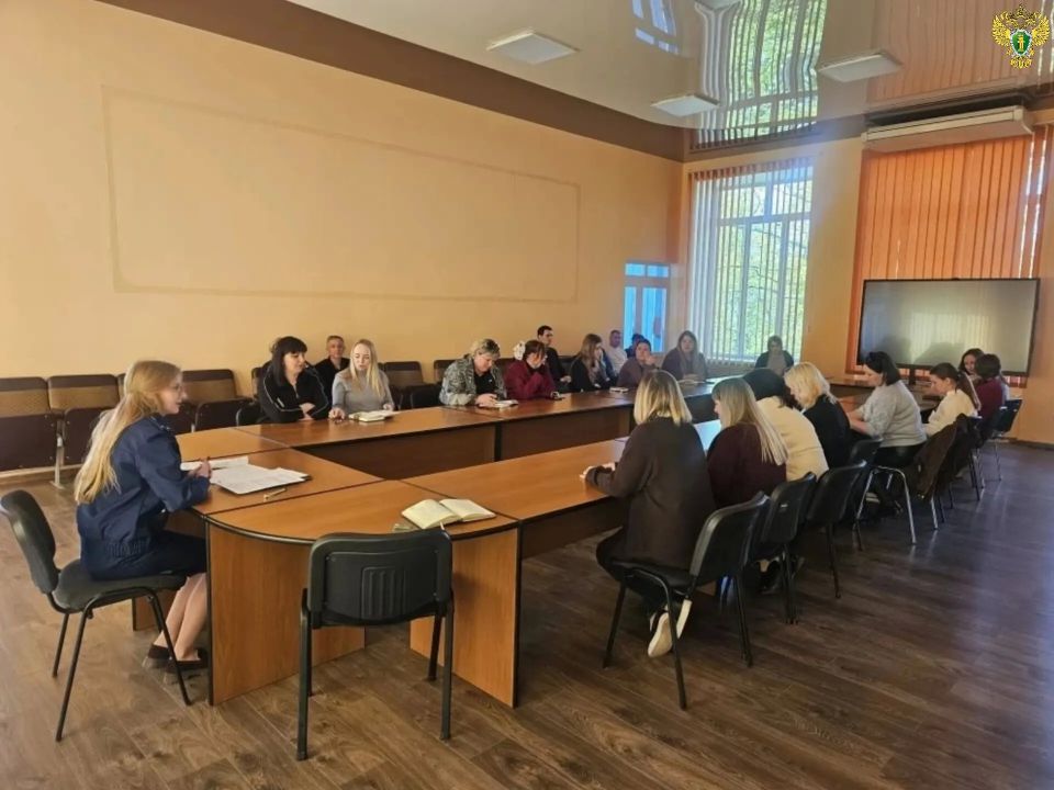 В целях повышения качества работы с обращениями граждан и правового просвещения работниками прокуратуры Приморского района проведен семинар для муниципальных служащих