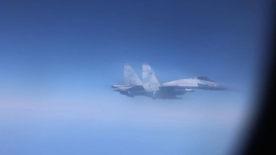 Истребители Су-35 и Су-27 во всеоружии с ракетами Р-73, Р-77, Р-27 и даже Х-31П, во время перехвата британского самолета-разведчика над Черным морем