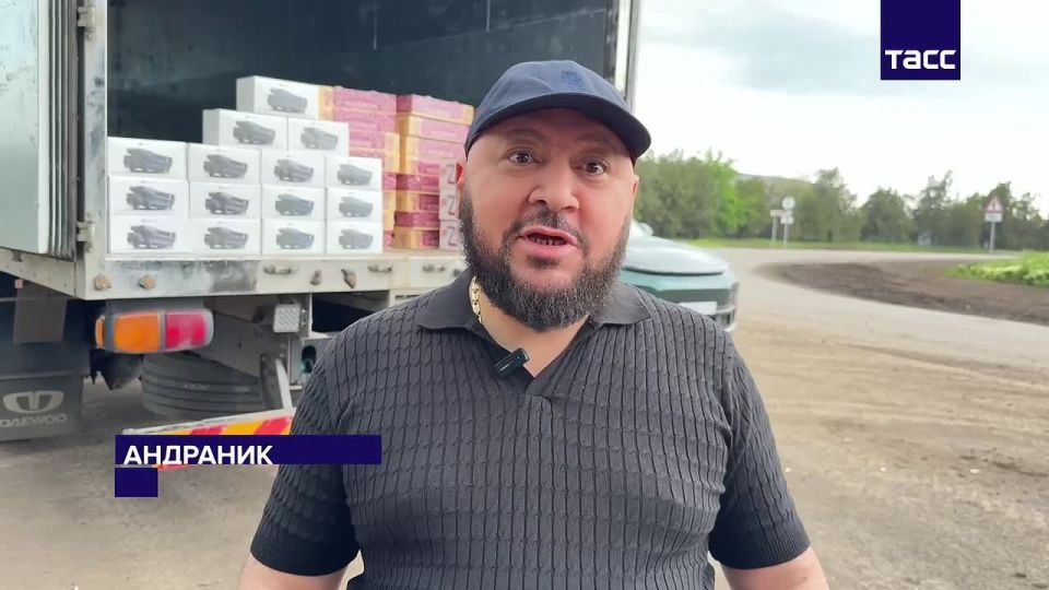 Представители армянских общин Москвы и Краснодара доставили российским танкистам, выполняющим задачи в зоне СВО на Запорожье, 10 дронов и фуру продуктовых наборов и кондитерских изделий, передает корреспондент ТАСС