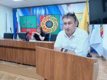 Каким образом можно лучше понять особенности законотворчества и ознакомиться с реальными процессами принятия решений, для начала хотя бы на муниципальном уровне? Разумеется, посещая заседания совета депутатов