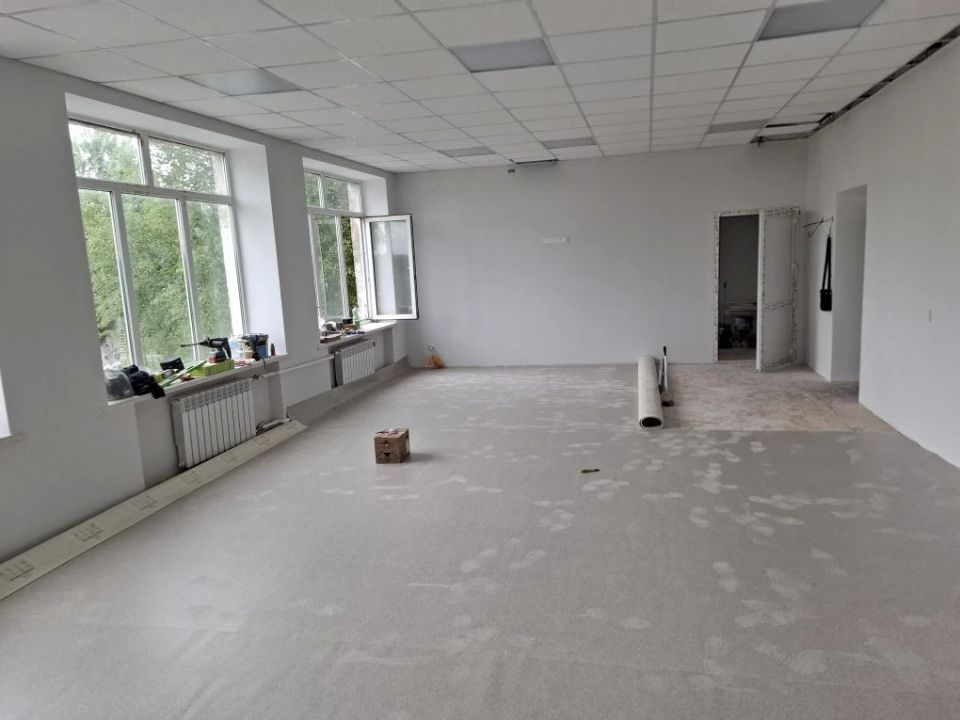 В школе №2 Каменки-Днепровской продолжается ремонт кабинета химии