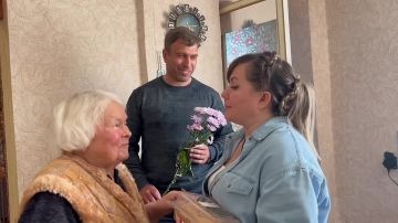 Глава Черниговского муниципального округа, секретарь местного отделения ПП «Единая Россия» Илона Щипенко совместно с председателем Черниговского окружного совета депутатов Виталием Гавриленко поздравили наших дорогих детей...