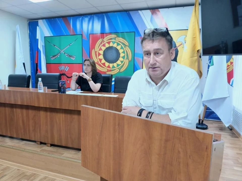 Каким образом можно лучше понять особенности законотворчества и ознакомиться с реальными процессами принятия решений, для начала хотя бы на муниципальном уровне? Разумеется, посещая заседания совета депутатов
