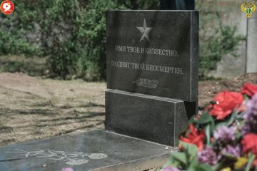 В честь 81-й годовщины Великой Победы представитель прокуратуры Акимовского района принял участие в торжественной церемонии перезахоронения останков двух советских солдат, погибших в годы Великой Отечественной войны
