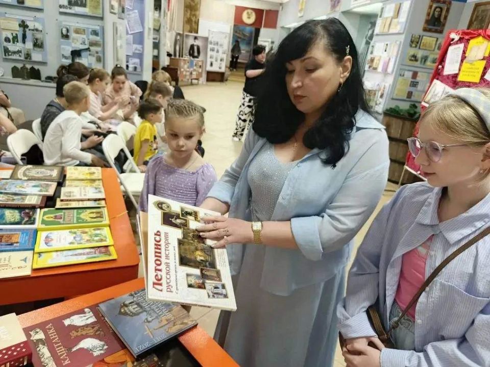 Не хотели уходить из музея: школьникам Бердянска показали отличия глаголицы и кириллицы