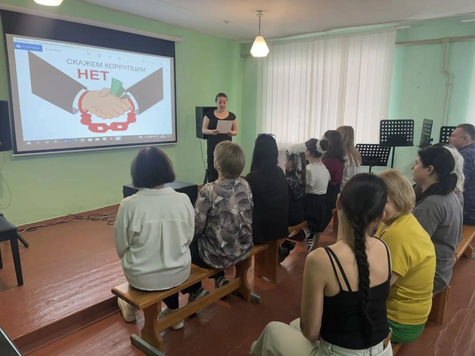 В стенах Днепрорудненской Детской школы искусств прошла информационно-просветительская акция «Нет коррупции!»
