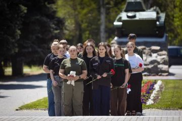 Жители Запорожья, активисты и представители региональной власти возложили цветы к Вечному огню на Братском кладбище в Мелитополе в память о жертвах теракта в Старобельске, сообщил губернатор Евгений Балицкий