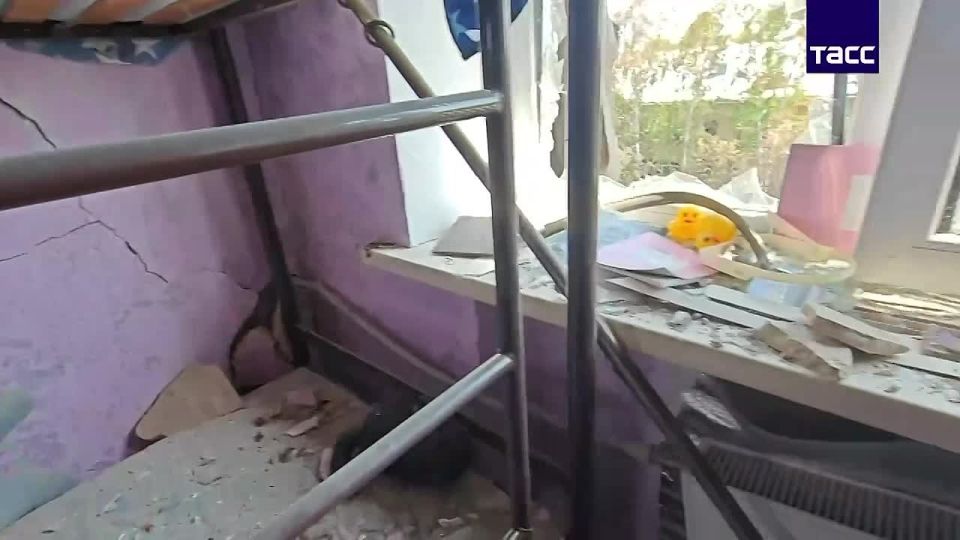 Кадры из разрушенного общежития в Старобельске