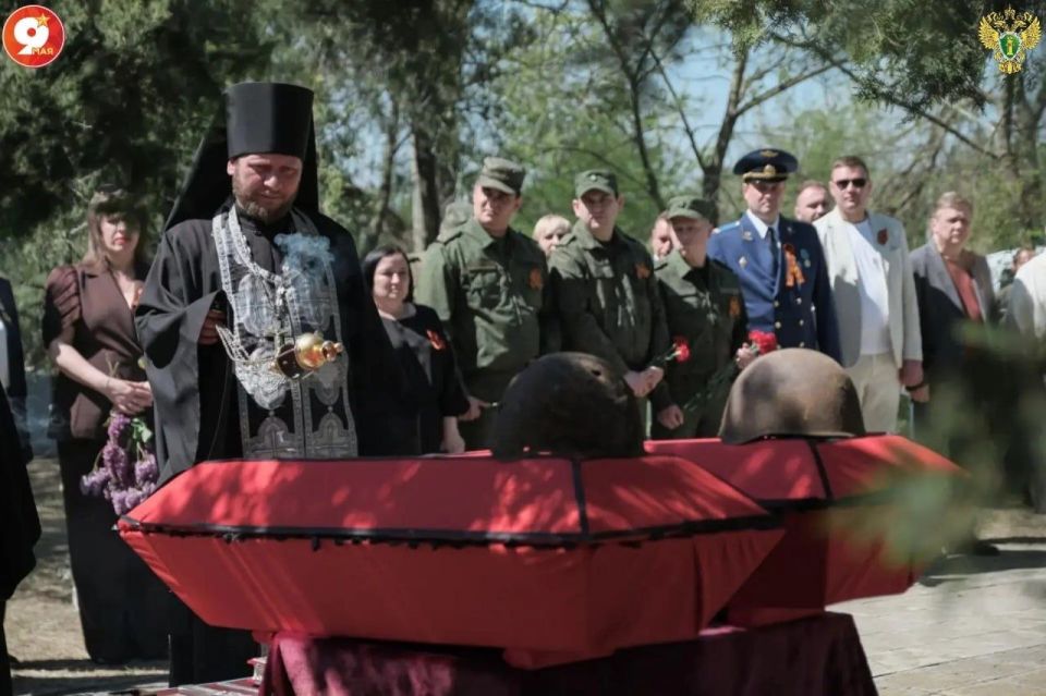 В честь 81-й годовщины Великой Победы представитель прокуратуры Акимовского района принял участие в торжественной церемонии перезахоронения останков двух советских солдат, погибших в годы Великой Отечественной войны