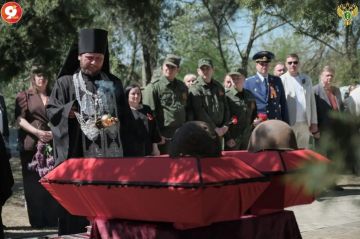 В честь 81-й годовщины Великой Победы представитель прокуратуры Акимовского района принял участие в торжественной церемонии перезахоронения останков двух советских солдат, погибших в годы Великой Отечественной войны