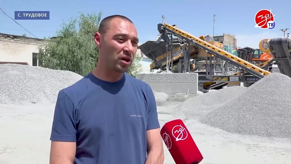 Завод по добыче твёрдых пород, расположенный в селе Трудовое, был построен в прошлом веке возле горы Бельмак-Могила