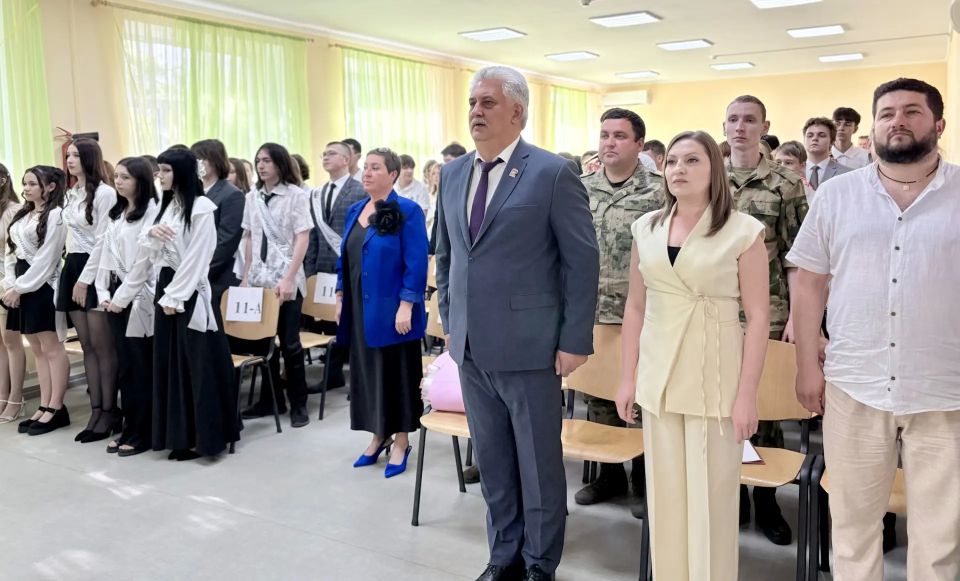 В школах Бердянска прозвенели последние звонки