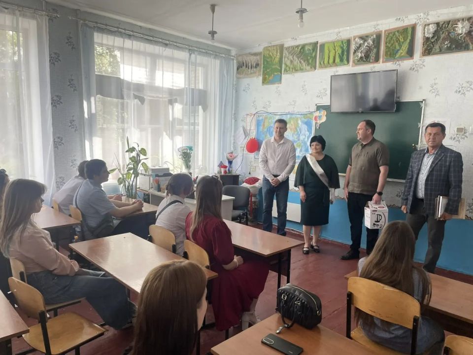 Глава Токмакского муниципального округа, секретарь местного отделения партии "Единая Россия" Александр Калмыков посетил выпускников 9 классов, школы № 6 в городе Токмак и поздравил с окончанием учебного года