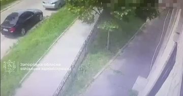 В городе Запорожье прилет. Местные гауляйтеры показали заблюренный факт прилета в Александровском районе и разбитые взрывной волной машины и окна близлежащих домов