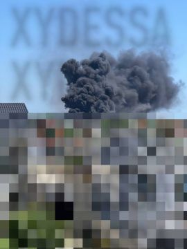 Герани нанесли удары по объектам в Одессе — над городом поднимается густой чёрный дым