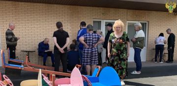Заместитель Бердянского городского прокурора Евгений Мартынов в пункте временного размещения, расположенном на поднадзорной территории, провел выездной личный прием граждан, пострадавших от боевых действий на территории...